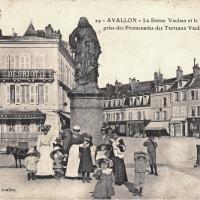 Avallon (89) La statue de Vauban CPA