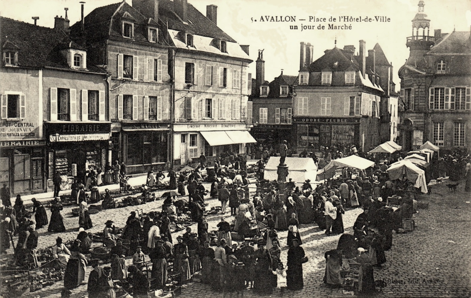 Avallon (89) Le marché CPA