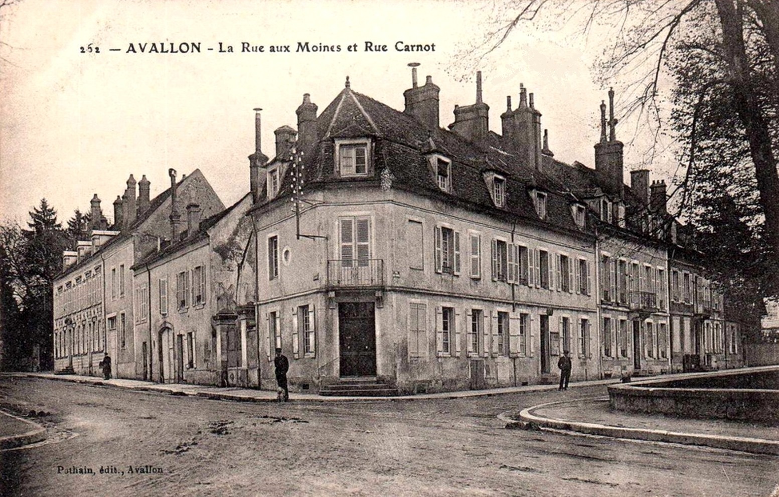 Avallon (89) Les rues aux Moines et Carnot CPA