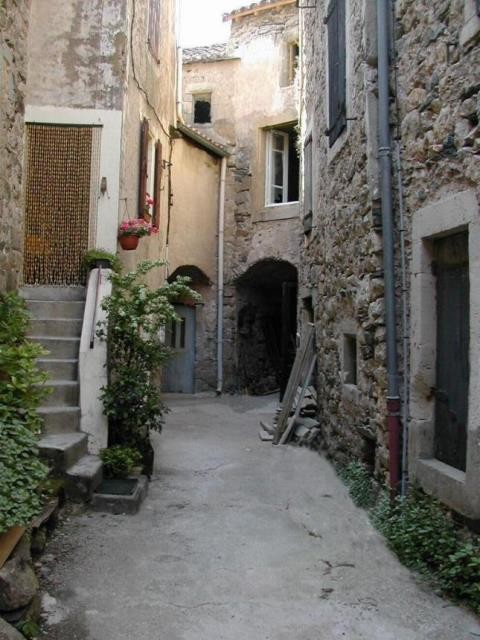 Dans le village