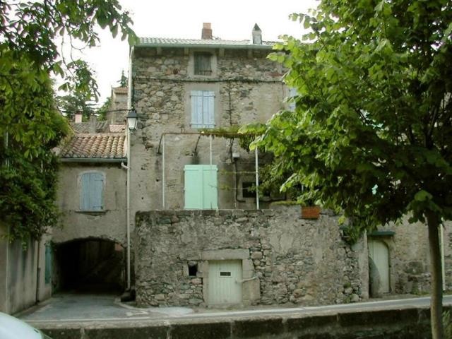 Dans le village