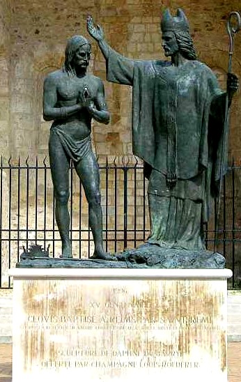 Baptème de Clovis, statue  Reims