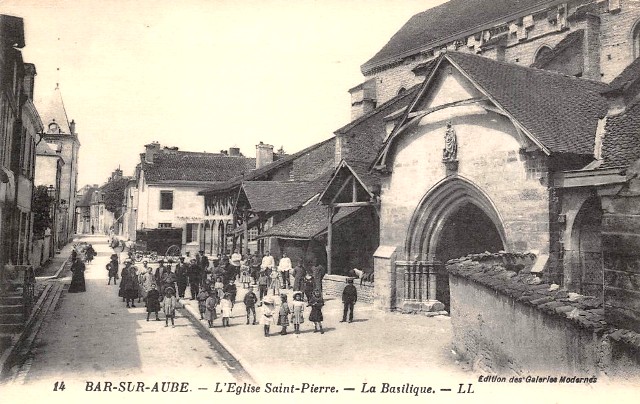 Bar-sur-Aube (10) L'église Saint-Pierre CPA