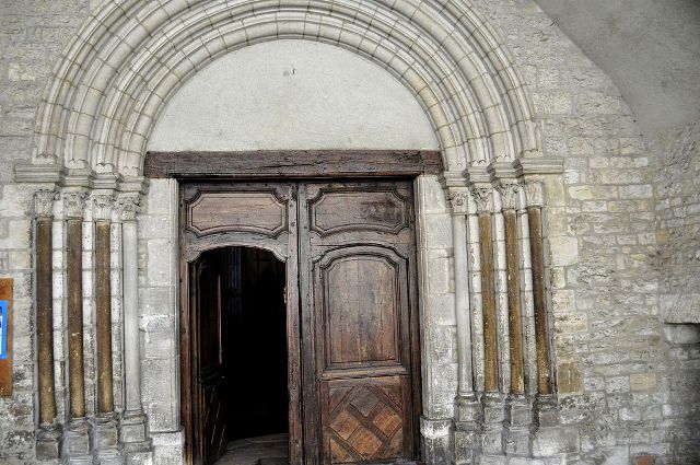 Bar-sur-Aube (10) L'église Saint-Pierre, le portail