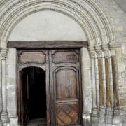 Bar-sur-Aube (10) L'église Saint-Pierre, le portail