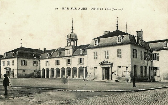 Bar-sur-Aube (10) L'Hôtel de Ville CPA