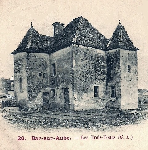 Bar-sur-Aube (10) La maison des trois tours CPA