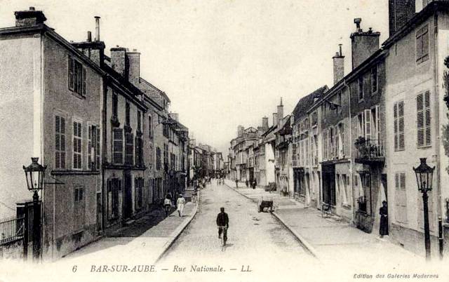 Bar-sur-Aube (10) La rue Nationale CPA