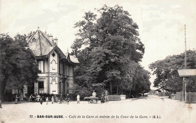 Bar-sur-Aube (10) Le café de la Gare CPA