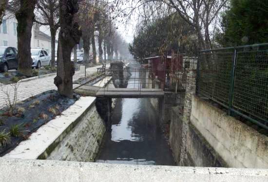 Bar-sur-Aube (10) Le canal de la Dhuys