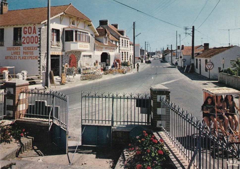 Barbâtre (Vendée) Place de la mairie vers 1980