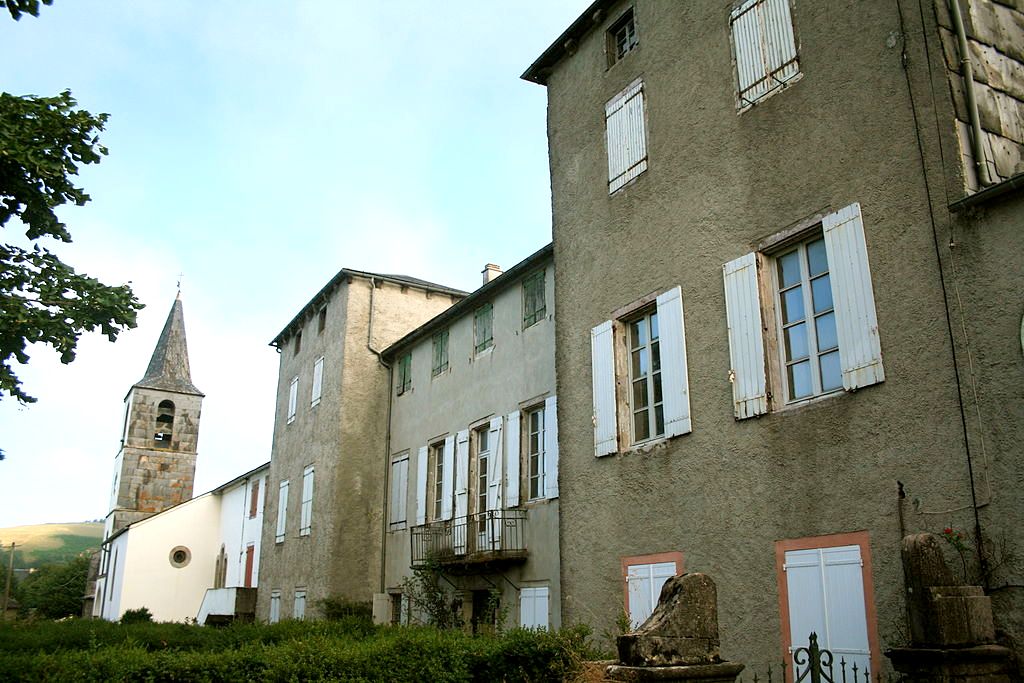 Barre (Tarn) Gos, château et église Saint Joseph