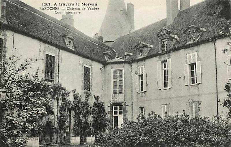 Bazoches (Nièvre) Le château, cour intérieure CPA