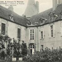 Le château, cour intérieure CPA