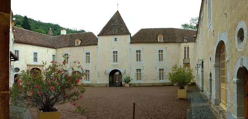 Bazoches (Nièvre) Le château, cour intérieure