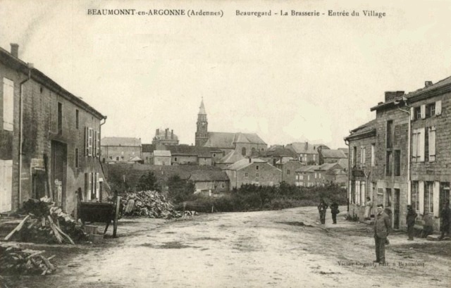 Beaumont-en-Argonne (08) Entrée du village CPA