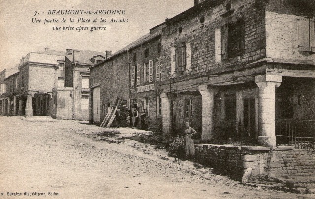 Beaumont-en-Argonne (08) Place et arcades CPA