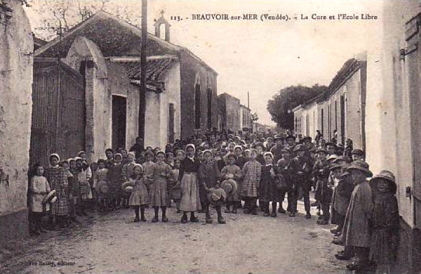 Beauvoir-sur-Mer (Vendée) Ecole libre et cure CPA