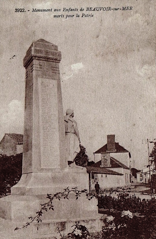 Beauvoir-sur-Mer (Vendée) Monument aux morts CPA