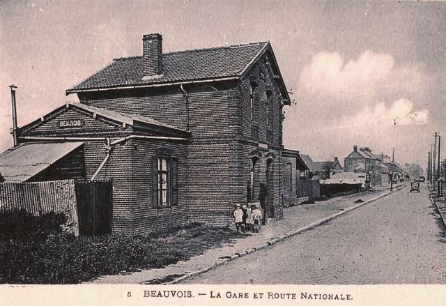 Beauvois en cambresis 59 la gare et la route nationale cpa