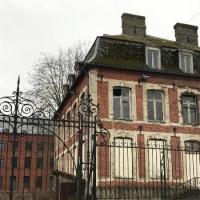 Beauvois en cambresis 59 le chateau richter et la fabrique derriere