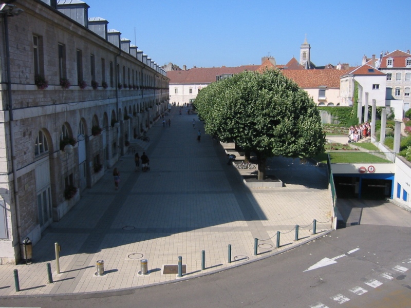 Besançon (Doubs) L'Hôtel de Ville et la place des droits de l'Homme