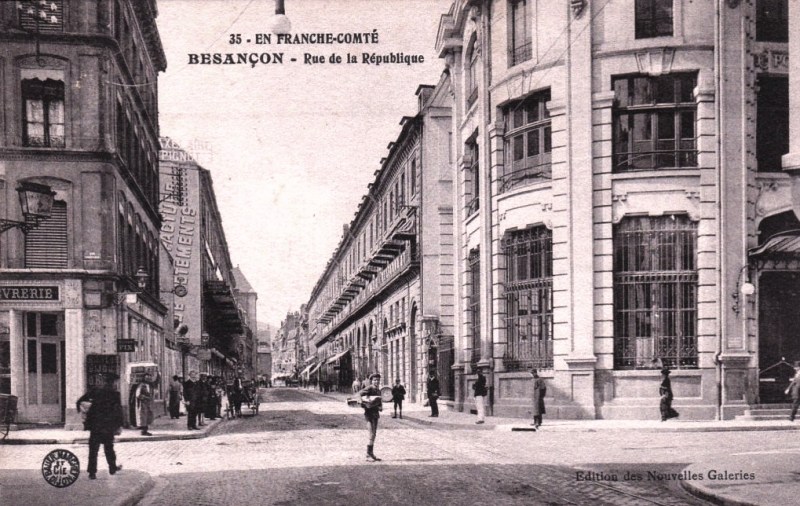 Besançon (Doubs) La rue de la République CPA