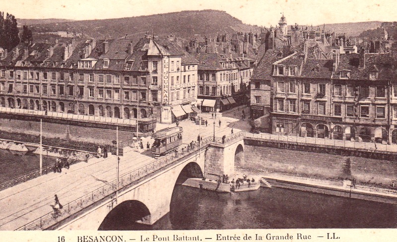 Besançon (Doubs) Le pont Battant et l'entrée de la grande rue CPA
