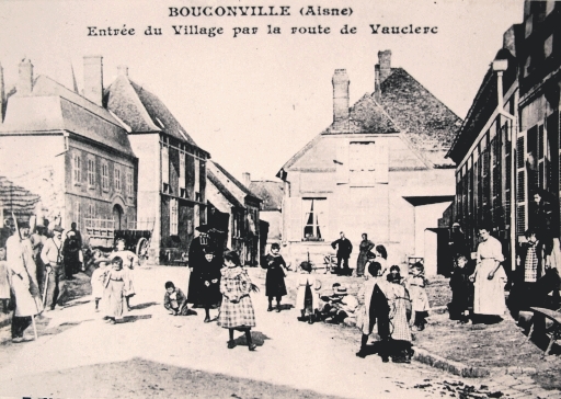 Bouconville-Vauclair (Aisne) CPA entrée du village