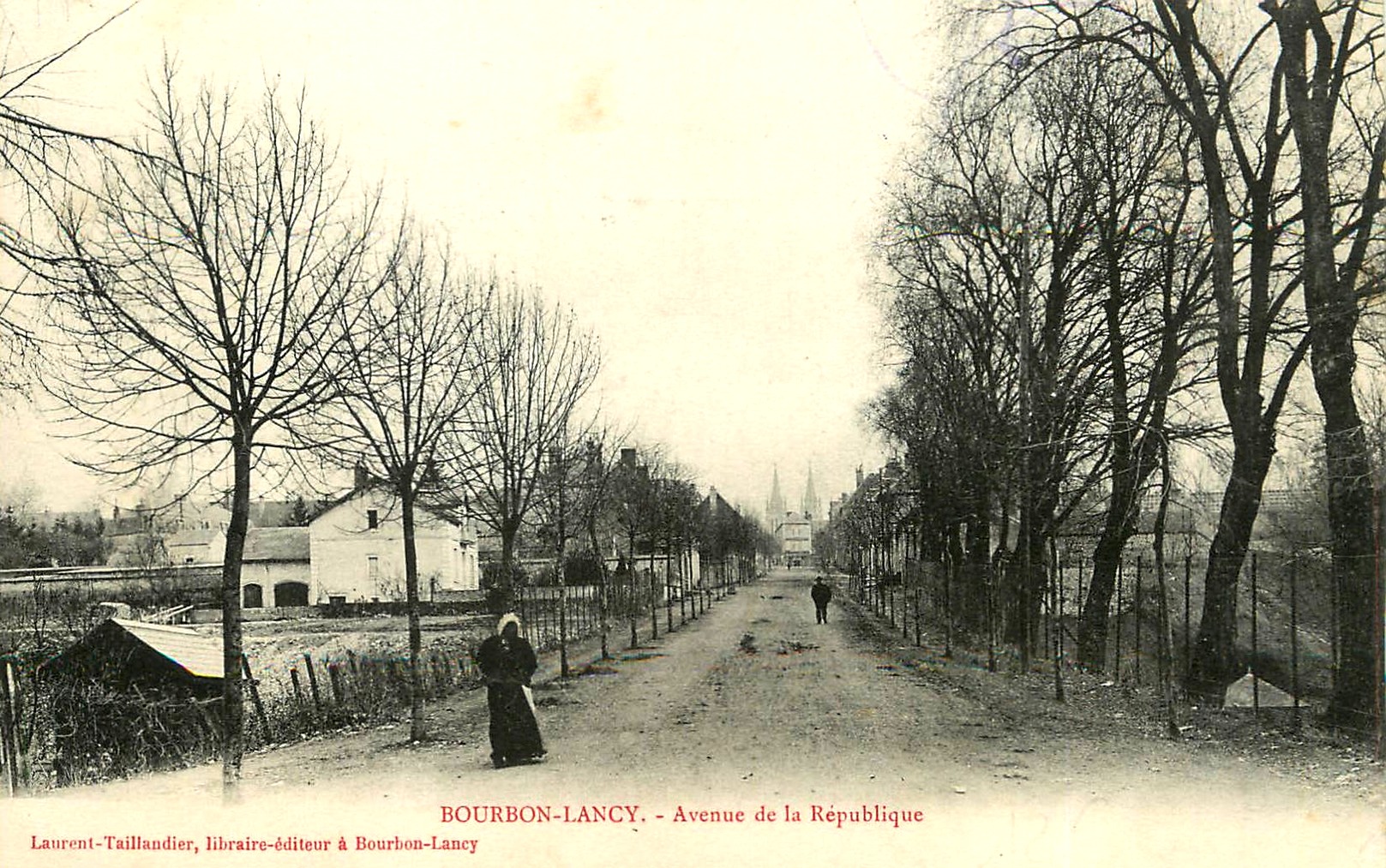 Bourbon-Lancy (Saône-et-Loire) L'avenue de la République CPA