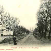 Bourbon-Lancy (Saône-et-Loire) L'avenue de la République CPA