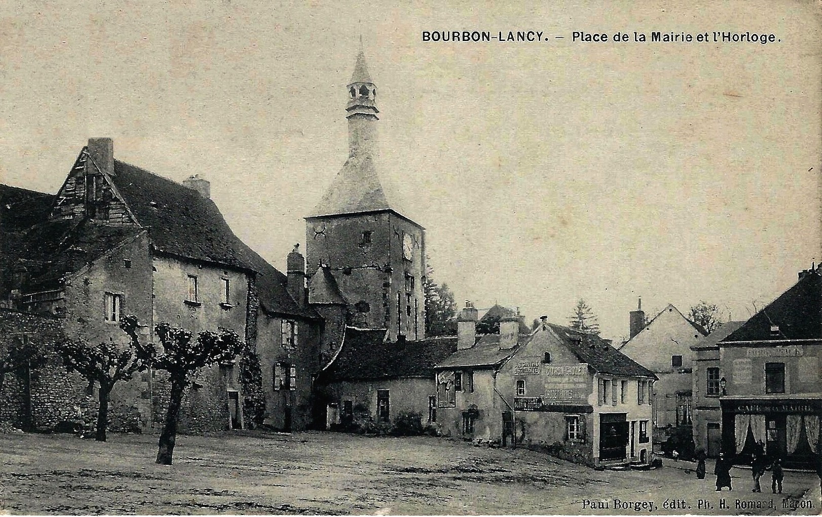 Bourbon-Lancy (Saône-et-Loire) La mairie, la place