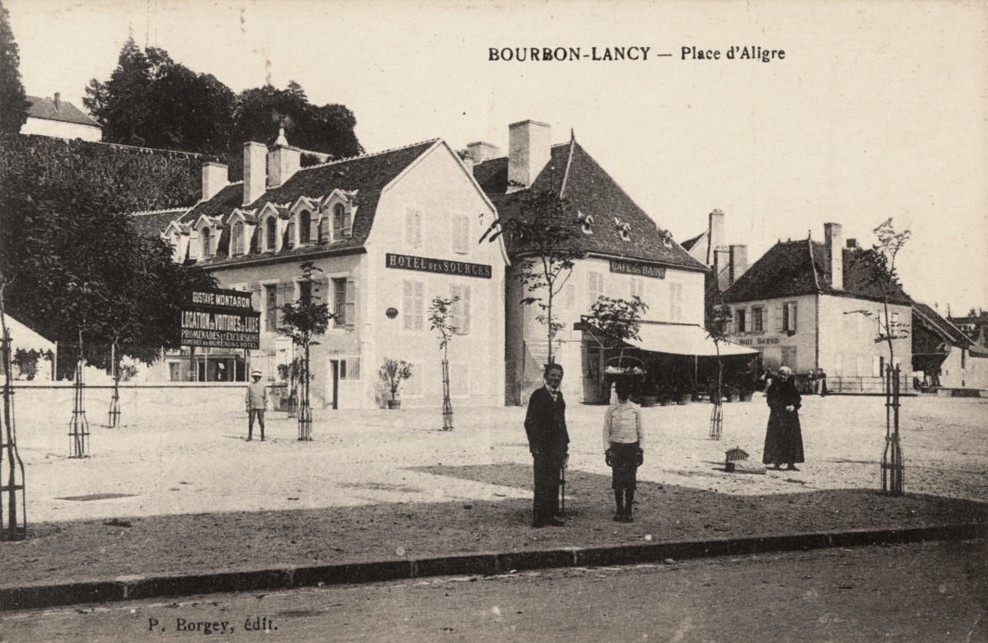 Bourbon-Lancy (Saône-et-Loire) La place d'Aligre CPA