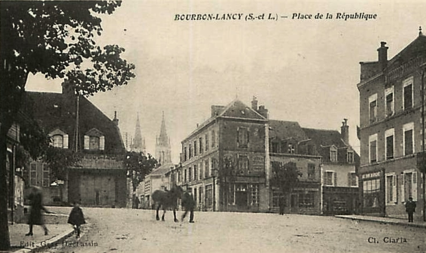 Bourbon-Lancy (Saône-et-Loire) La place de la République CPA