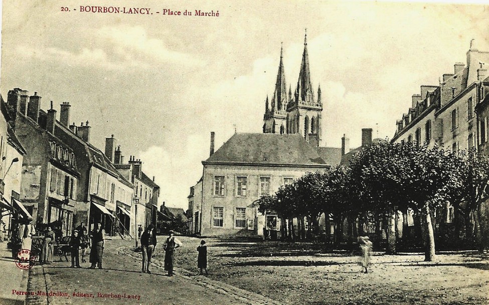 Bourbon-Lancy (Saône-et-Loire) La place du marché CPA