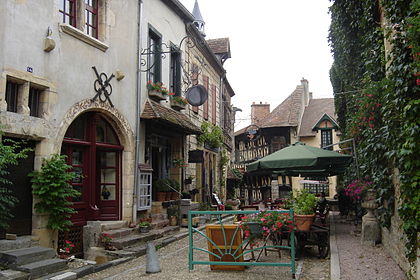 Bourbon-Lancy (Saône-et-Loire) La rue de l'Horloge