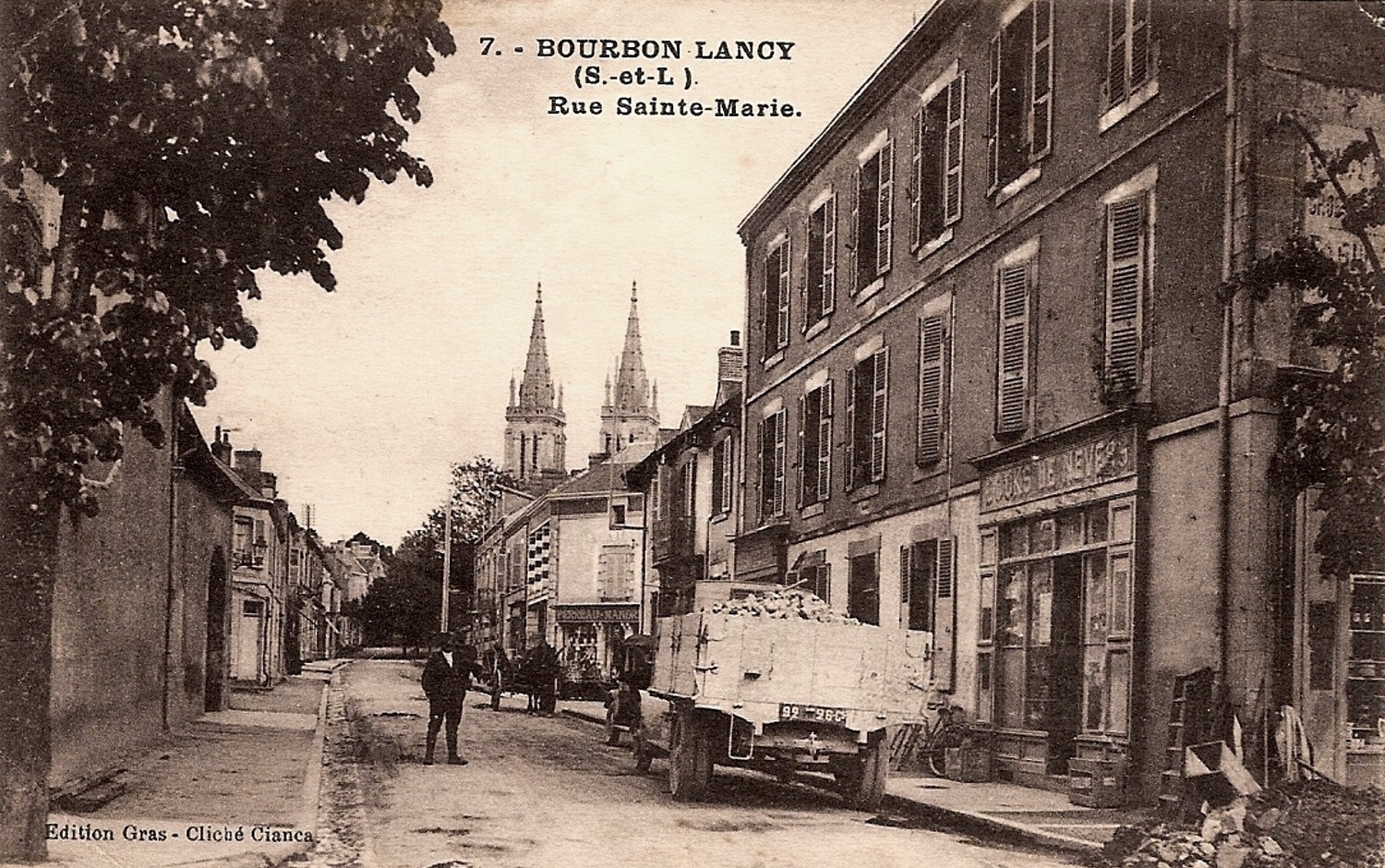 Bourbon-Lancy (Saône-et-Loire) La rue Sainte Marie CPA