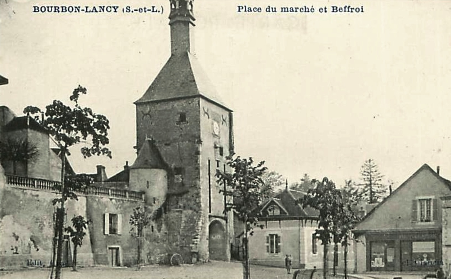 Bourbon-Lancy (Saône-et-Loire) Le beffroi, place du marché CPA