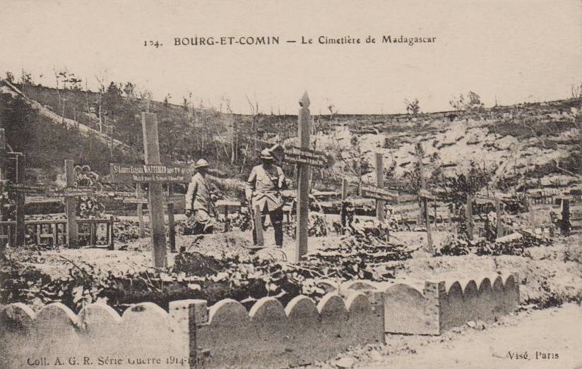Bourg-et-Comin (Aisne) CPA Cimetière Madagascar