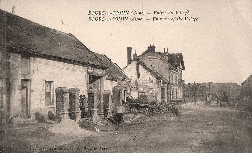 Bourg-et-Comin (Aisne) CPA Entrée du village en 1918