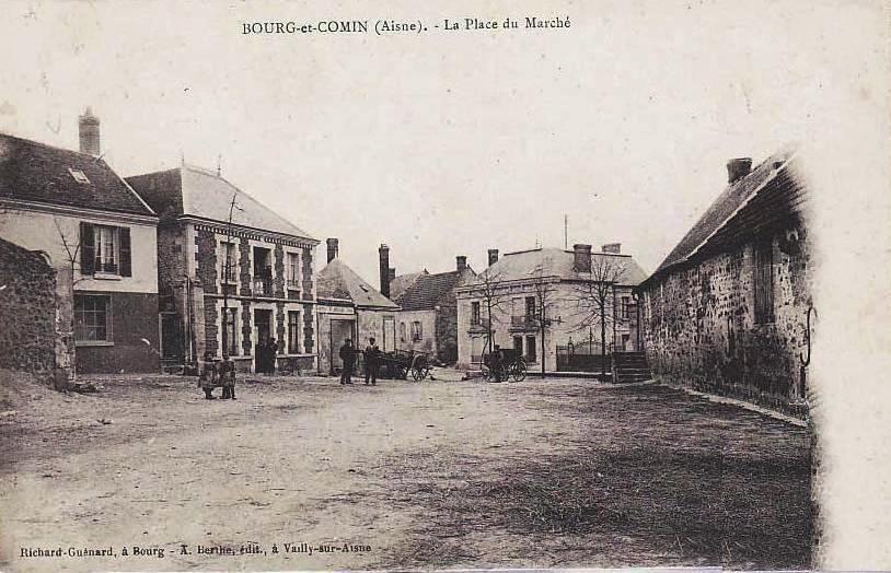 Bourg-et-Comin (Aisne) CPA La place du marché