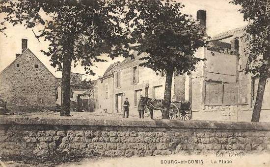 Bourg-et-Comin (Aisne) CPA La place