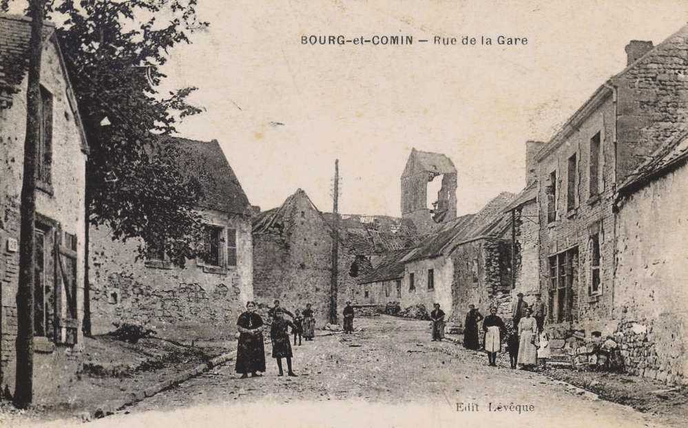 Bourg-et-Comin (Aisne) CPA Eglise et rue de la gare