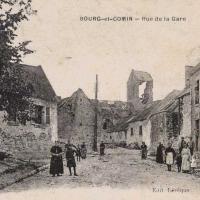 Bourg-et-Comin (Aisne) CPA Eglise et rue de la gare