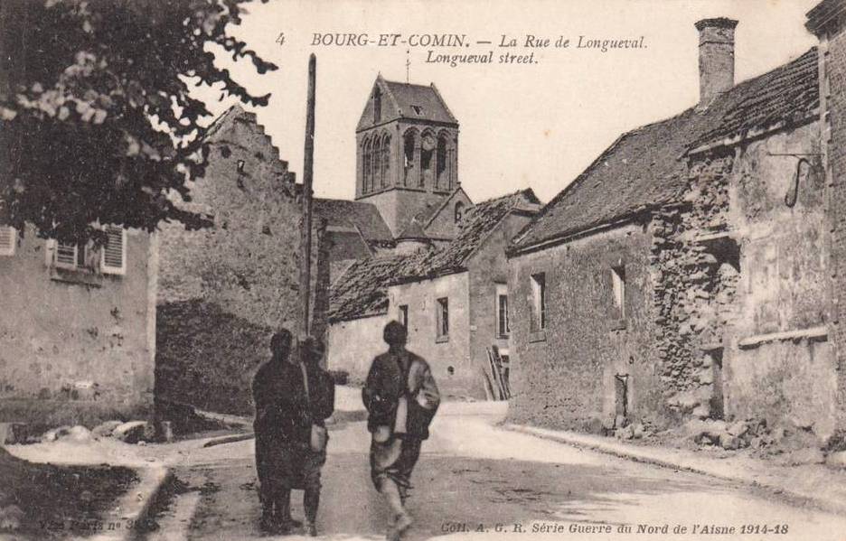 Bourg-et-Comin (Aisne) CPA Eglise et rue de Longueval