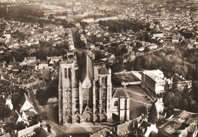 Bourges (18) La cathédrale Saint-Etienne CPA