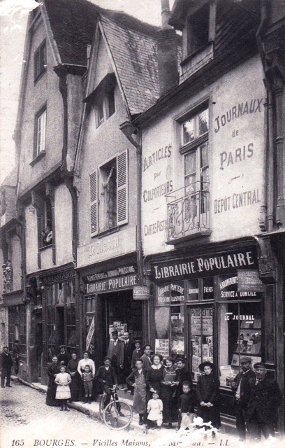 Bourges (18) La rue Mirebeau CPA