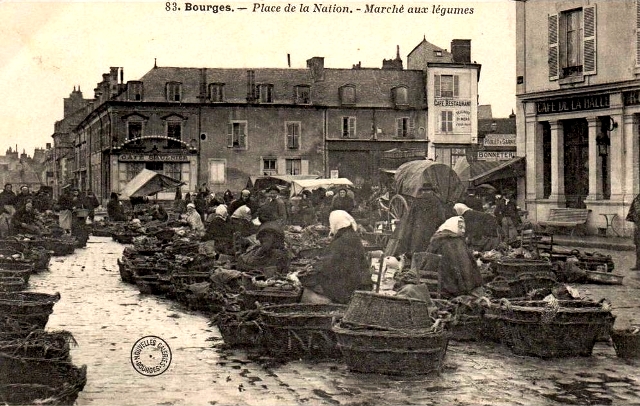 Bourges (18) Le marché place de la Nation CPA