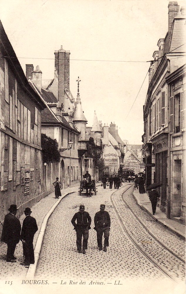 Bourges (Cher) La rue des Arènes CPA