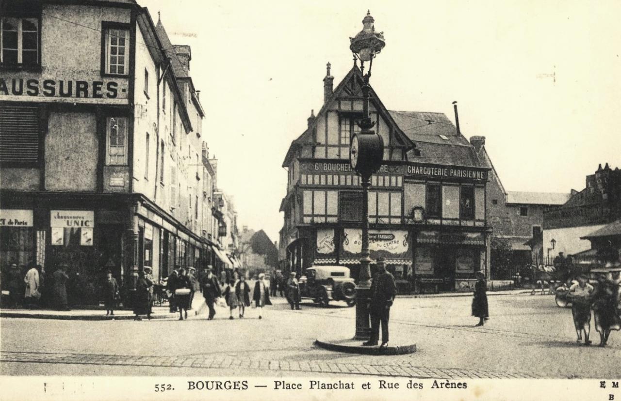 Bourges (Cher) La rue des Arènes et la place CPA